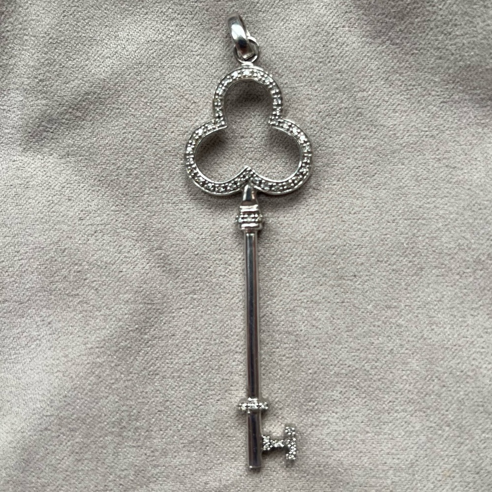 925 Sterling Silver and diamond key charm pendant - Picture 5 of 10